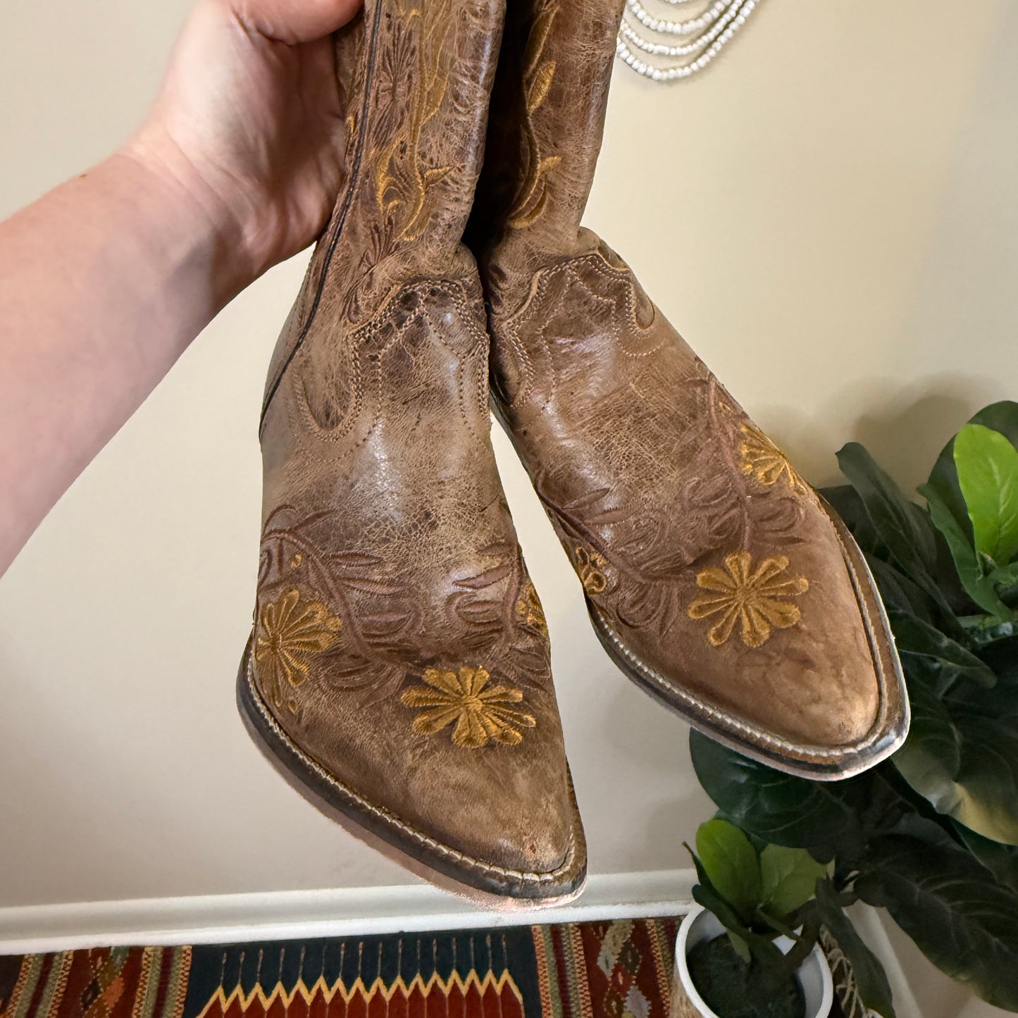Rawhide WOmen's Embroidered Floral Cowgirl Boots 7 $164 retail
